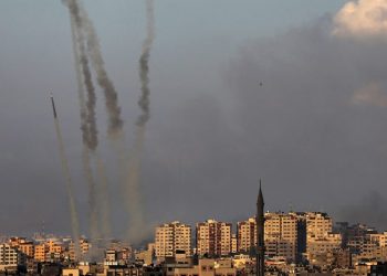 Hamas launches massive rocket barrage as Israel delays invasion