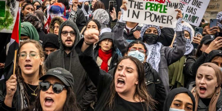 White House scrambles to repair relations with Arab, Muslim Americans