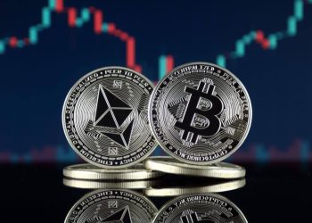 Bitcoin and Ethereum: Bitcoin remains stable above $33500