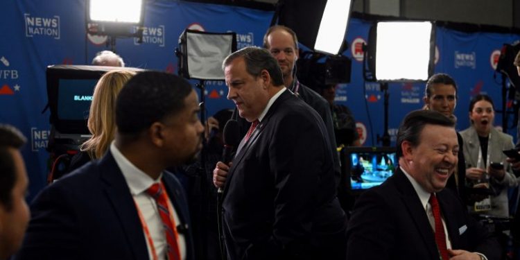 Christie defies calls to bow out, leaving anti-Trump movement splintered