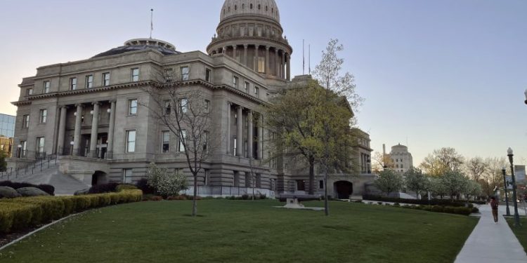 The lure of the partisan refugee