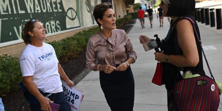 Kari Lake struggles to court moderates, imperiling GOP Senate pickup