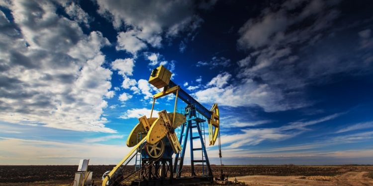 Oil falls to $75.00, while natural gas struggles with $2.55