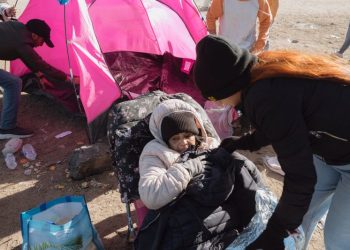 U.S. prepares to reopen southern border crossings as migrant numbers ease