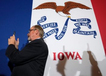 Trump towers over GOP rivals in Iowa, spurring fierce battle for second