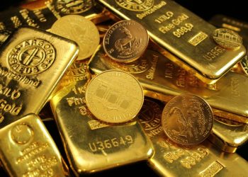 Gold Dips Amidst Fading Hopes for US Rate Cuts