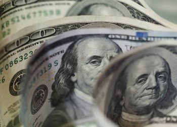 The dollar index slips below 103.00 at the end of the week