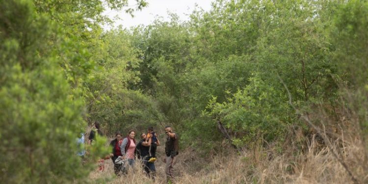 Supreme Court keeps Texas migrant law on hold until at least March 13