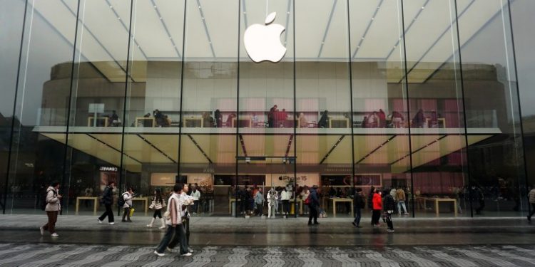 Apple loses top phonemaker spot to Samsung as iPhone shipments drop, research company says