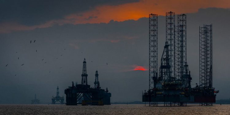 Oil and natural gas: Oil falls below last week’s low