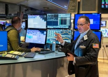 Dow closes at record high above 40,000 to cinch a five-week winning streak