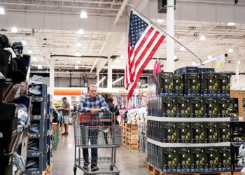 Most Americans falsely think the U.S. is in recession, poll shows