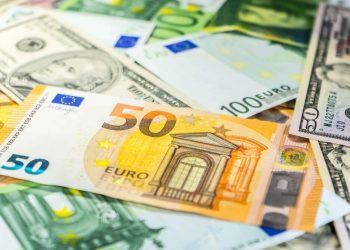 EUR/USD Seeks Stability at 1.0700 Support Point