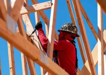 A U.S. construction boom is sending rents lower and creating perks for renters