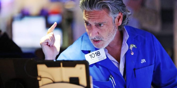 U.S. stocks close higher, bouncing back from deep sell-off