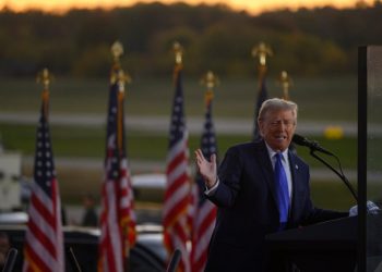 Trump fixates on Arnold Palmer as ‘all man’ in showers during profane rally