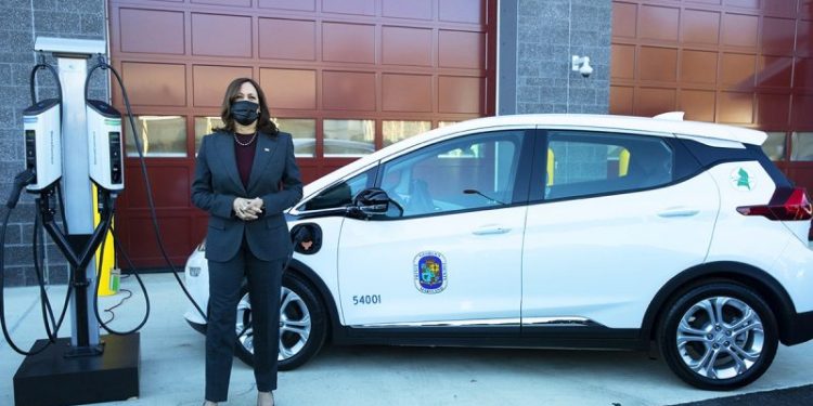 Harris touts growing up in middle class while pushing mandate most ‘won’t be able to afford’: economist