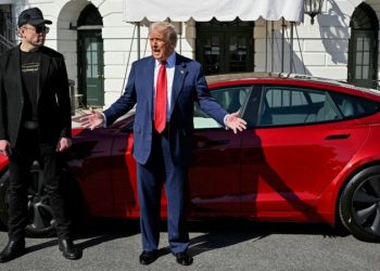 FLASHBACK: Biden also paraded electric vehicles at the White House when he drove a Jeep Wrangler in 2021